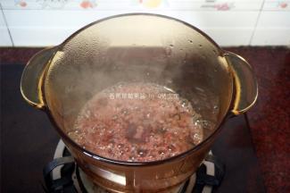 把草莓汁倒入锅中，中火熬制。