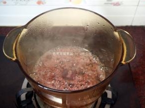 把草莓汁倒入锅中，中火熬制。
