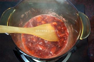 待果肉膨胀，香蕉变软，汁液浓稠即可熄火。