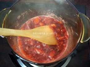 待果肉膨胀，香蕉变软，汁液浓稠即可熄火。