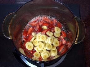 当熬出粘稠感时，倒入草莓和香蕉。