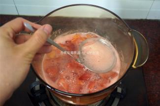 边煮边撇去浮沫。