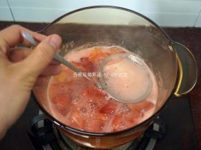 边煮边撇去浮沫。