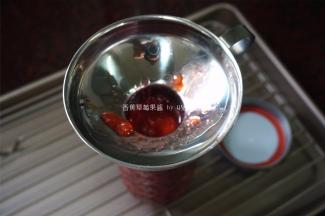 将熬制好的果酱趁热装入玻璃器皿中。