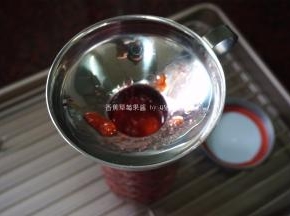 将熬制好的果酱趁热装入玻璃器皿中。