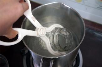 装果酱的玻璃器皿用沸水消毒。