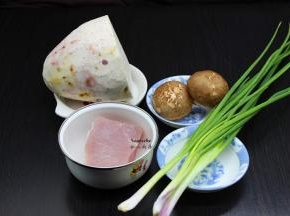 准备食材：紫芋、猪瘦肉、香菇、香葱青辣椒、红辣椒等；PS:芋头很大个，去皮之后选择500克。