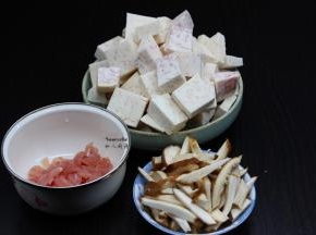 紫芋去皮，洗净，切块；香菇洗净切片、猪瘦肉洗净剁碎放盐、油、生抽拌均；