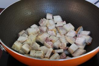 热锅，倒油，放入紫芋煎炸熟，并且微黄即可起锅；PS：油要稍微多些，比较快。