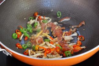 加入瘦肉、生姜爆炒；