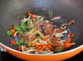 加入瘦肉、生姜爆炒；