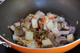 放入煎炸好的紫芋块；