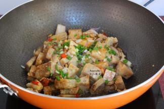 加入水淀粉勾芡，放生抽、香葱炒均即可。