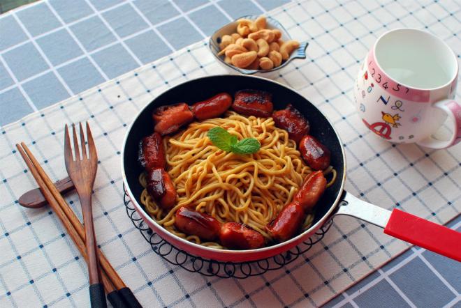 XO酱脆皮肠炒面