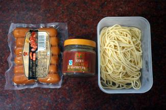 准备：蜜汁风味的脆皮肠（很好吃）1小包，XO酱，自制的面条120克。