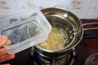 水沸腾时加入1小碗清水，再次沸腾时又倒入1小碗清水，重复2次，第三次沸腾时熄火，将面捞起。