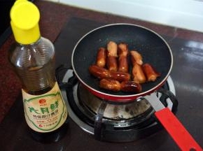 煎锅下油，放入脆皮肠，煎至爆皮后淋入少许生抽酱油，炒均，装起备用。