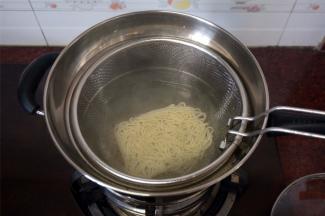 沸水下面，用筷子将面打散，大火煮开。