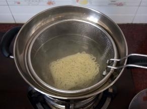 沸水下面，用筷子将面打散，大火煮开。