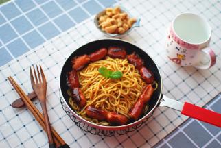 最后将煎好的脆皮肠放入即可开动。