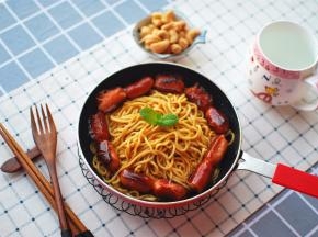 最后将煎好的脆皮肠放入即可开动。