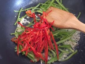 再加入红辣椒丝