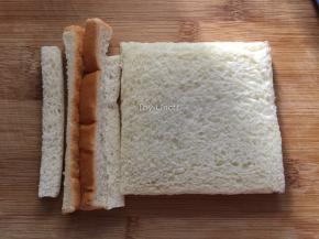 将吐司片切掉边缘，用擀面杖擀平实吐司片