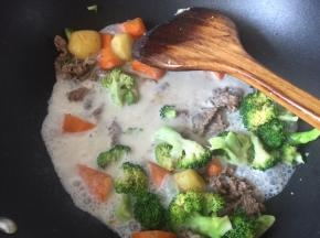 最后加入少许纯牛奶翻拌均匀