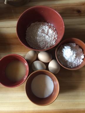 准备所需材料:
鸡蛋：4个
牛奶：30g
细砂糖：100g
低筋面粉：110g
溶化黄油：30g