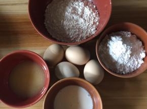 准备所需材料:
鸡蛋：4个
牛奶：30g
细砂糖：100g
低筋面粉：110g
溶化黄油：30g