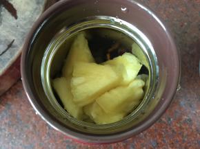 再放入泡好的盐水的菠萝果肉