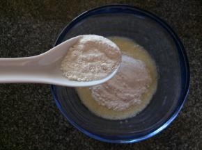 加入2勺中筋面粉搅打均匀成鸡蛋面糊液