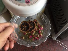 花茶加入开水过一下