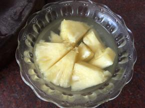 然后放入盐水中浸泡10分钟