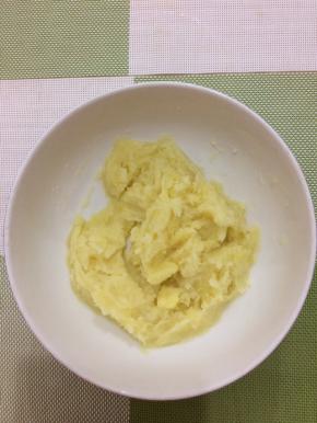 土豆用勺子压成泥