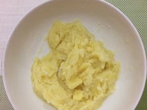土豆用勺子压成泥