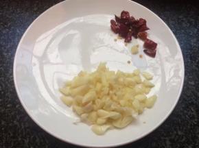 蒜头切末，辣椒切段