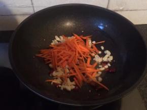 加入胡萝卜翻炒