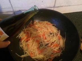 沿锅边倒入醋，加入白糖和盐翻炒均匀即可