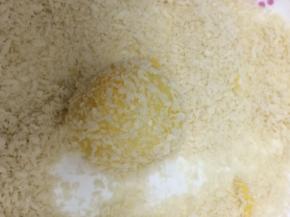 然后再拿到面包康中，裹上一层面包糠