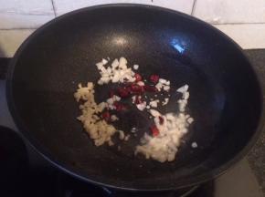 锅中热油爆香蒜末辣椒