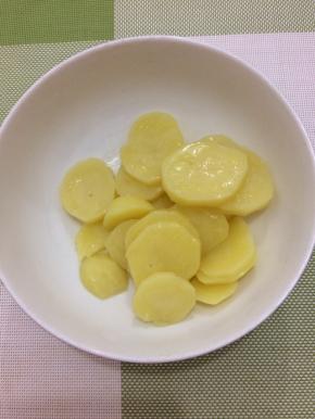 蒸熟的土豆拿出放入碗中