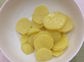 蒸熟的土豆拿出放入碗中