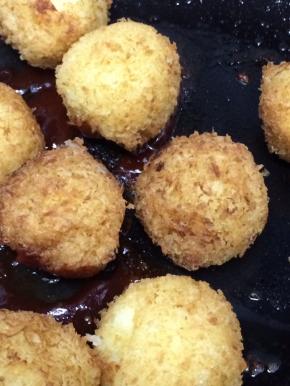 在将炸好的土豆鹌鹑蛋小球放入锅中，使每个小球都均匀的裹上番茄汁， 关火出锅