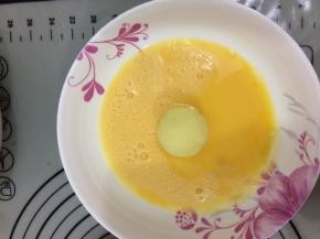 第一部先将包好的，放入鸡蛋液中，均匀的裹上蛋液