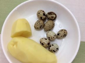 准备土豆和鹌鹑蛋