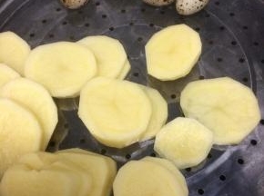土豆和上锅蒸熟