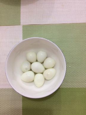 蒸熟的鹌鹑蛋去皮