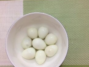 蒸熟的鹌鹑蛋去皮