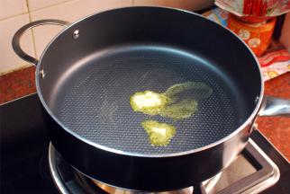 大火热锅，加入黄油，热融。